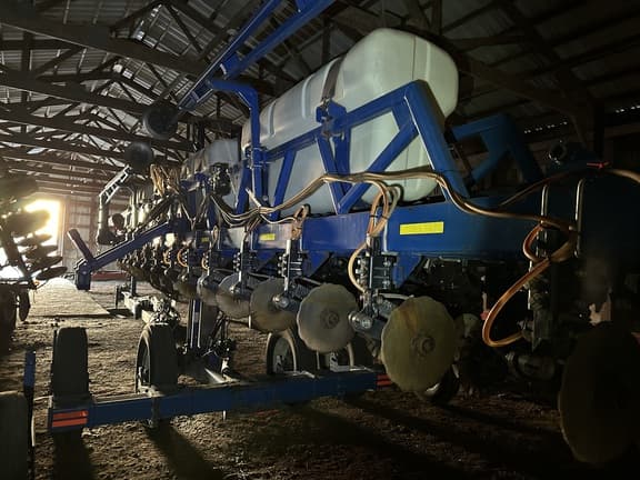 Image of Kinze 3650 equipment image 3