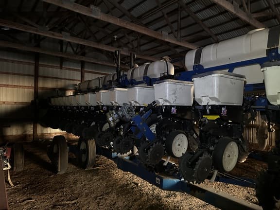 Image of Kinze 3650 equipment image 1