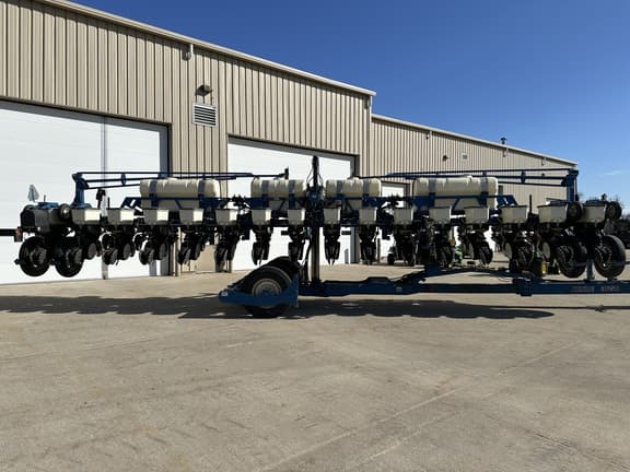 Image of Kinze 3650 equipment image 2