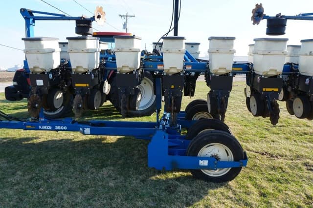 Image of Kinze 3500 equipment image 3