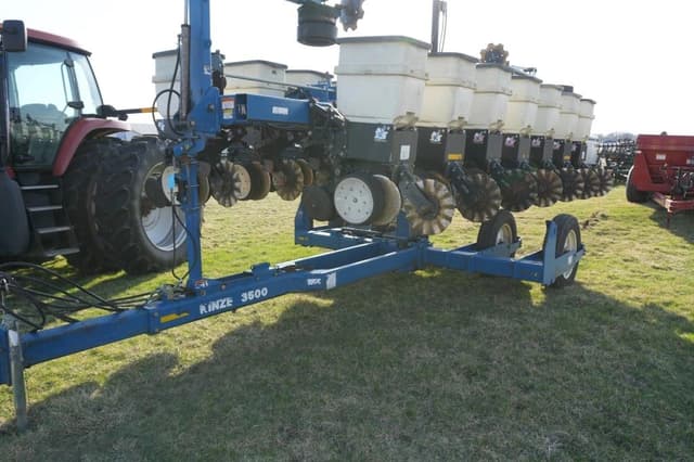 Image of Kinze 3500 equipment image 4