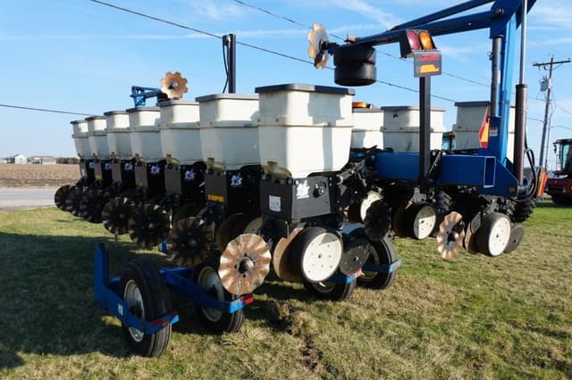 Image of Kinze 3500 equipment image 2