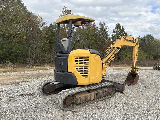 Image of Komatsu PC30-2 equipment image 2