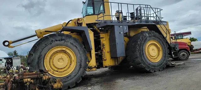 Image of Komatsu WA900-3LC equipment image 3