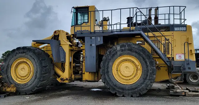 Image of Komatsu WA900-3LC equipment image 4