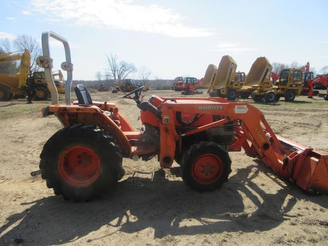 Image of Kubota L3400 equipment image 4