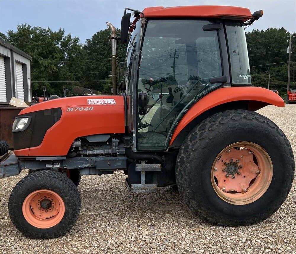 2006 Kubota M7040 Equipment Image0