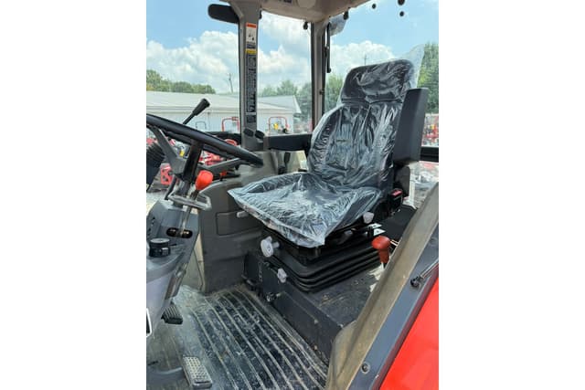 Image of Kubota M9000 equipment image 4