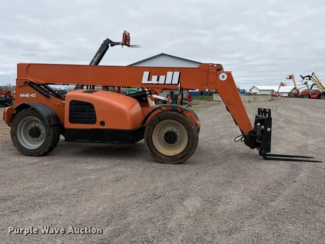 Image of Lull 944E-42 equipment image 3