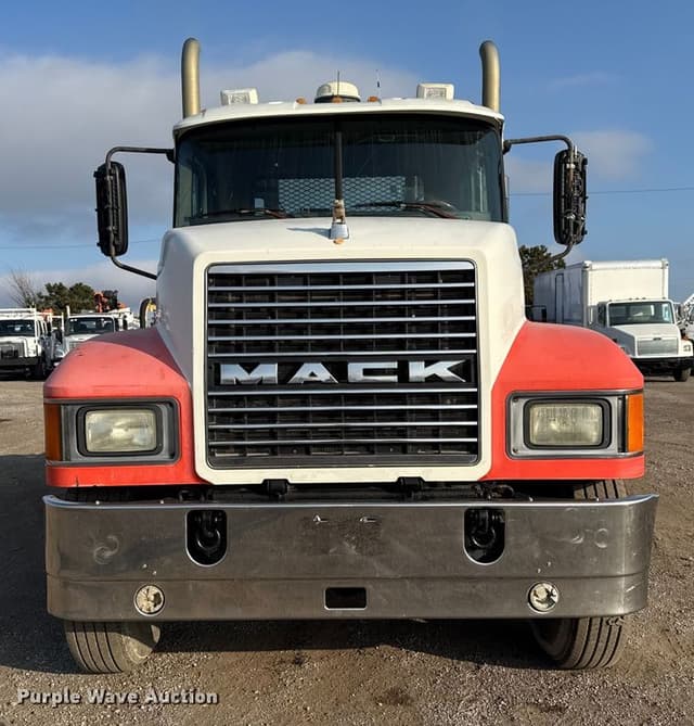 Image of Mack CHN613 equipment image 1