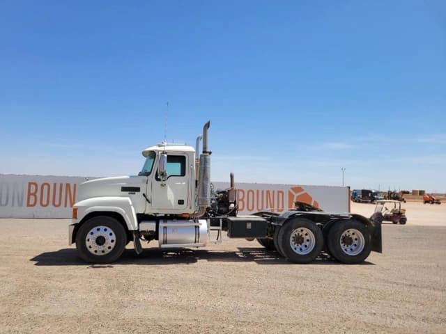 Image of Mack CHN613 equipment image 1