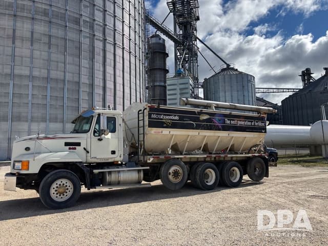 Image of Mack CL700 equipment image 2