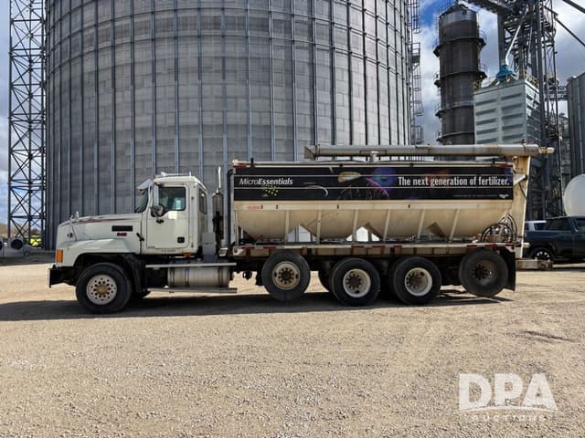 Image of Mack CL700 equipment image 4