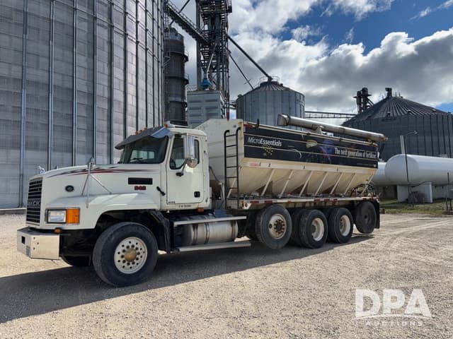 Image of Mack CL700 equipment image 1