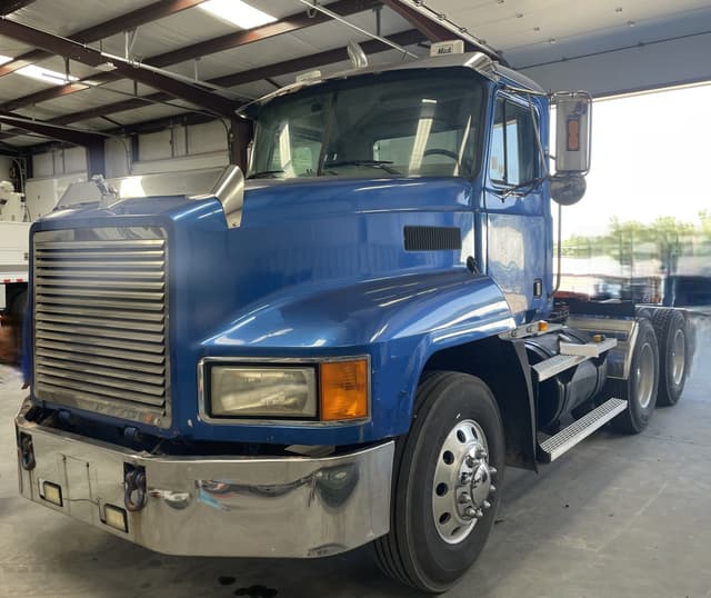 Image of Mack CL733 equipment image 3