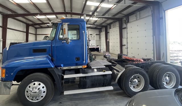 Image of Mack CL733 equipment image 4