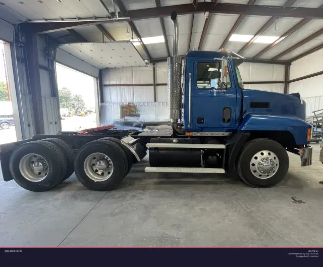 Image of Mack CL733 equipment image 1