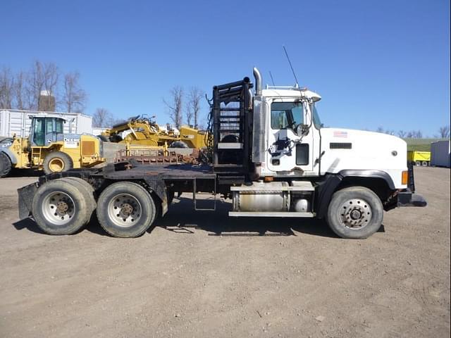 Image of Mack CL733 equipment image 2