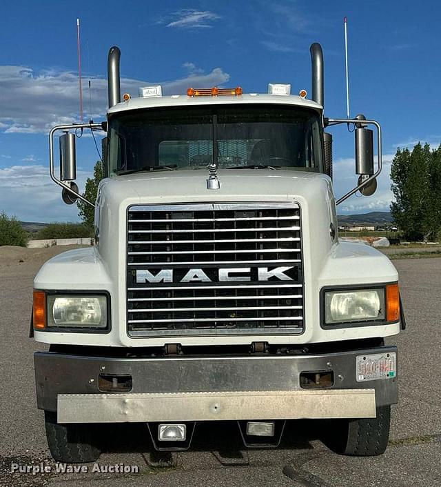 Image of Mack CL733 equipment image 1