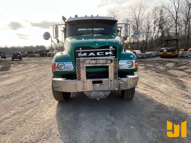 Image of Mack CV713 equipment image 1