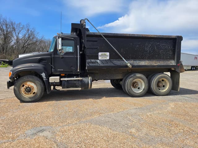 Image of Mack Granite CV713 equipment image 4