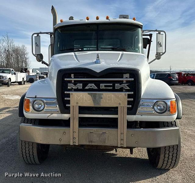 Image of Mack Granite CV713 equipment image 1