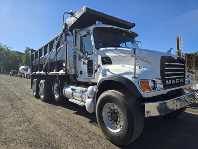 Image of Mack Granite CV713 equipment image 2