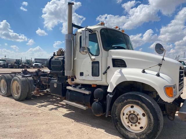Image of Mack CV713 equipment image 1
