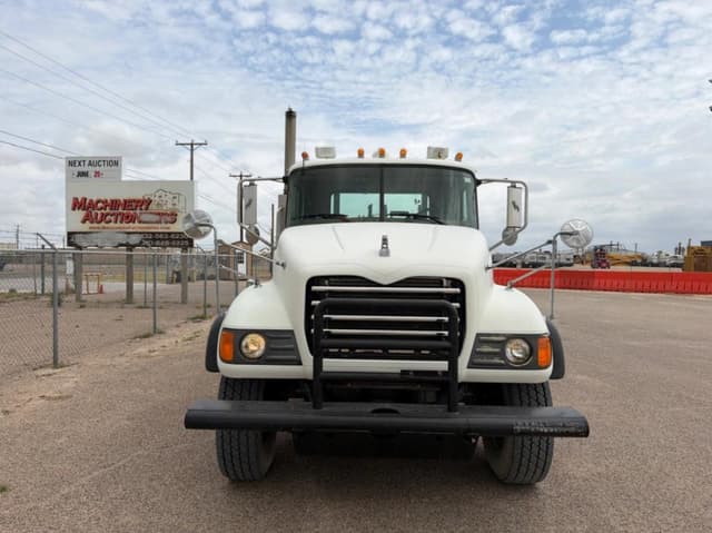 Image of Mack CV713 equipment image 1