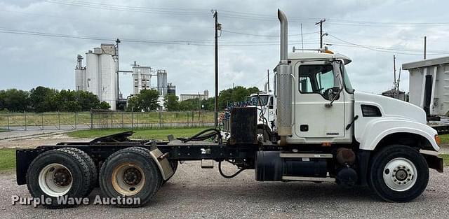 Image of Mack CV713 equipment image 3