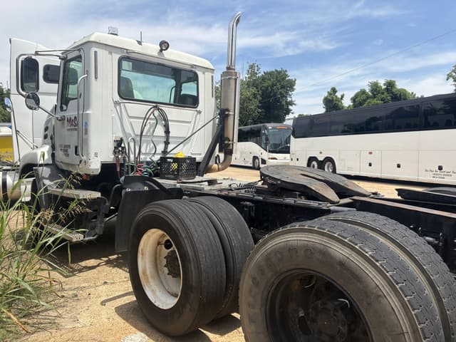 Image of Mack CX613 equipment image 3