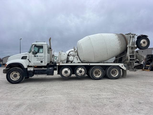 Image of Mack Granite CV713 equipment image 2