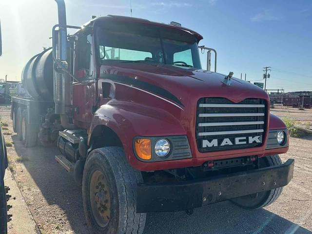 Image of Mack Granite CV713 equipment image 2