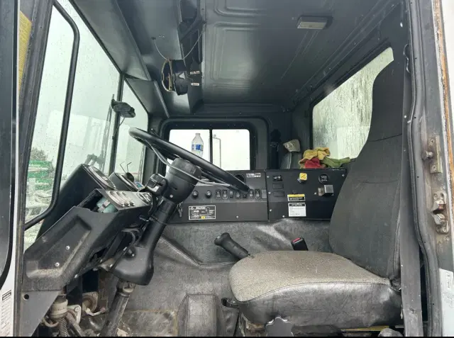 Image of Mack MR688S equipment image 4