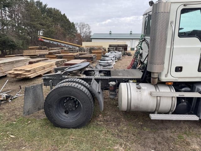 Image of Mack CX612 equipment image 4
