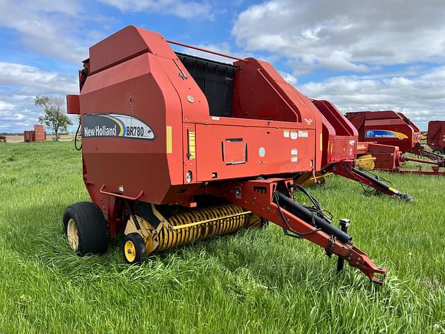 Image of New Holland BR780A equipment image 2
