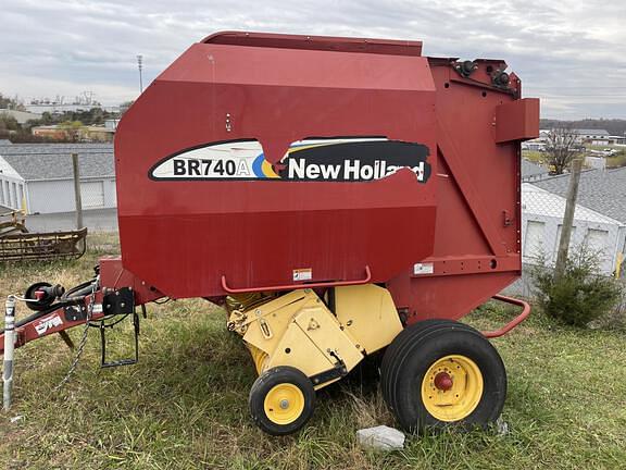 Image of New Holland BR740 equipment image 4