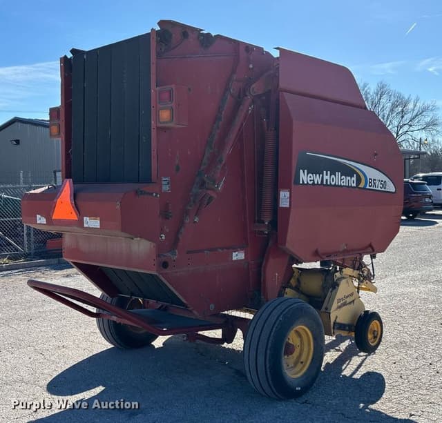Image of New Holland BR750A equipment image 4