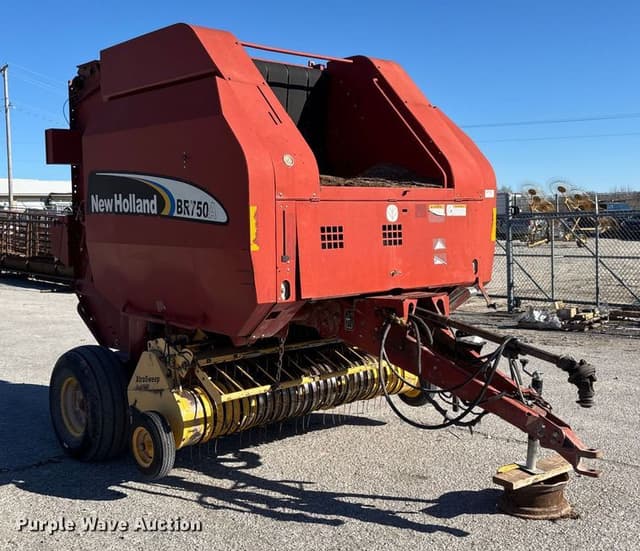 Image of New Holland BR750A equipment image 2