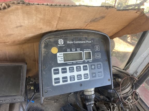 Image of New Holland BR780A equipment image 3