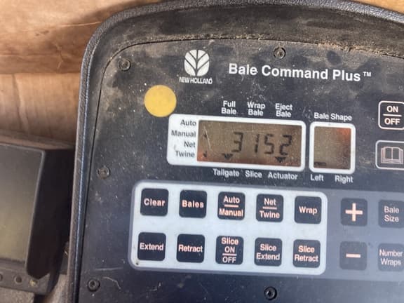 Image of New Holland BR780A equipment image 4