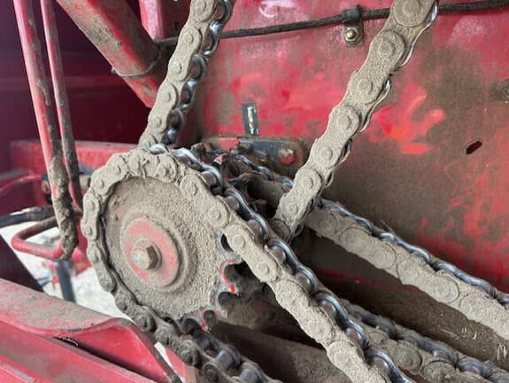 Image of New Holland BR780A equipment image 4
