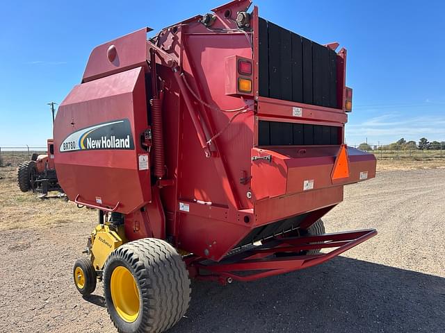 Image of New Holland BR780A equipment image 2