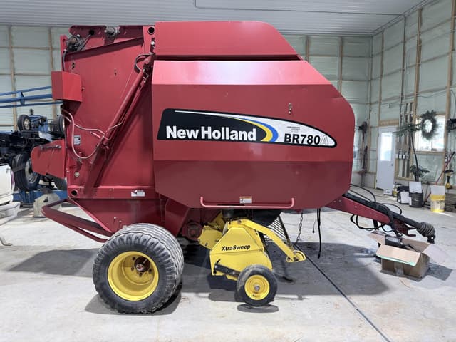 Image of New Holland BR780A equipment image 3
