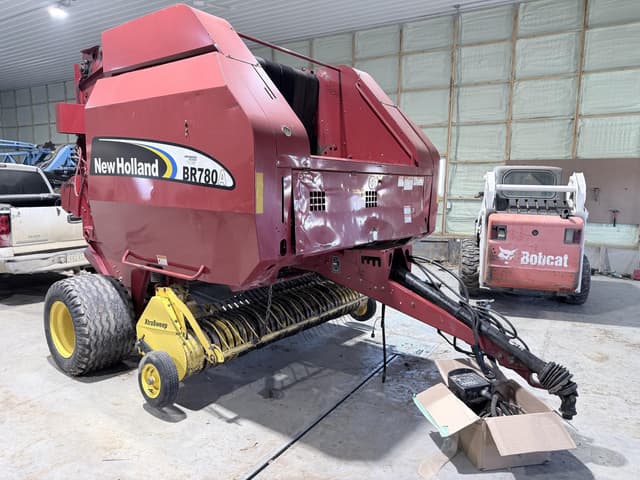Image of New Holland BR780A equipment image 2