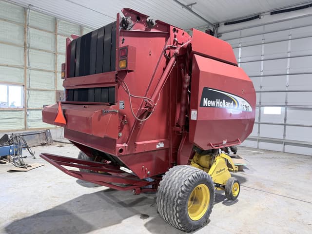 Image of New Holland BR780A equipment image 4