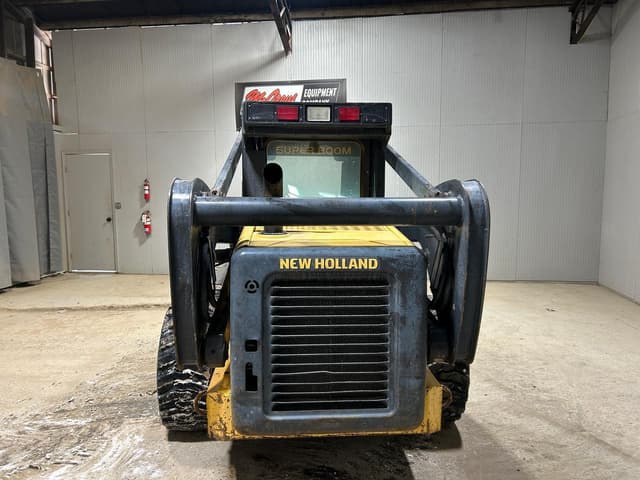 Image of New Holland L185 equipment image 2
