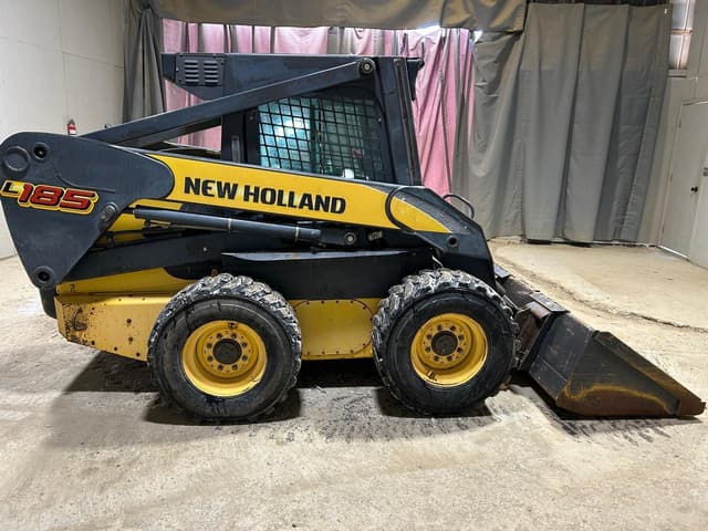 Image of New Holland L185 equipment image 4