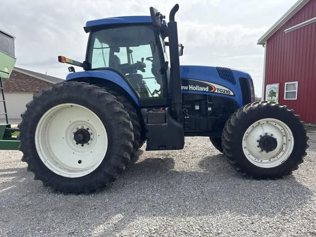 Image of New Holland TG210 equipment image 3