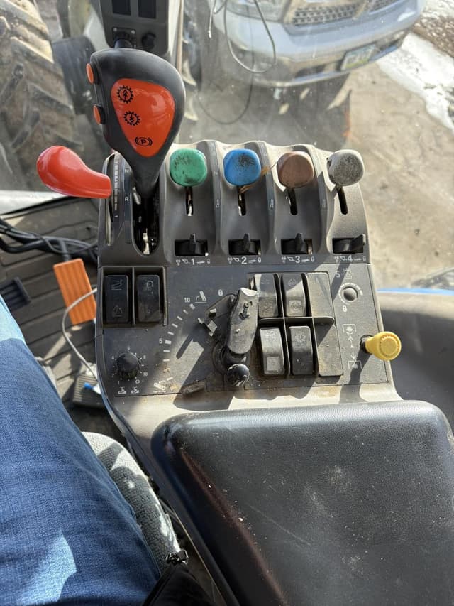 Image of New Holland TG230 equipment image 4